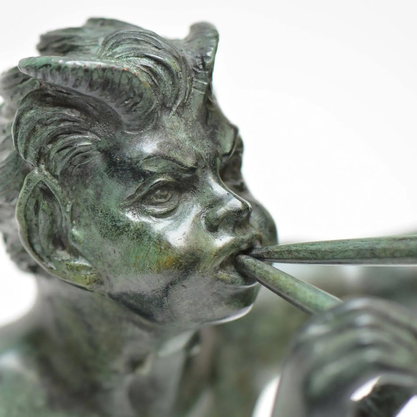 Statua in Bronzo del Fauno con Pifferi - Eleganza e Mitologia dell'Antica Roma